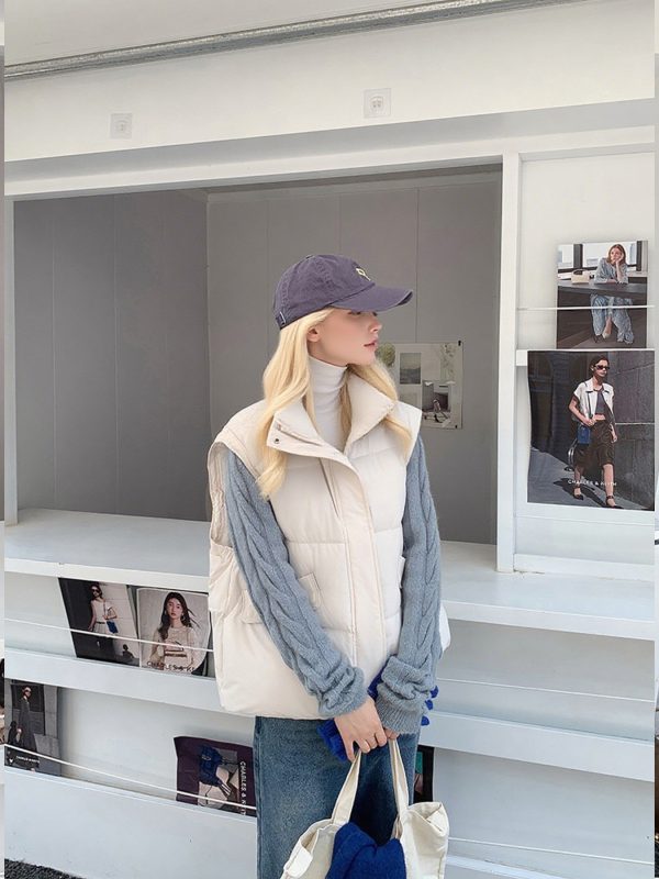 a flexible coat with a relaxed stand up collar, perfect for keeping warm during the autumn and winter seasons.